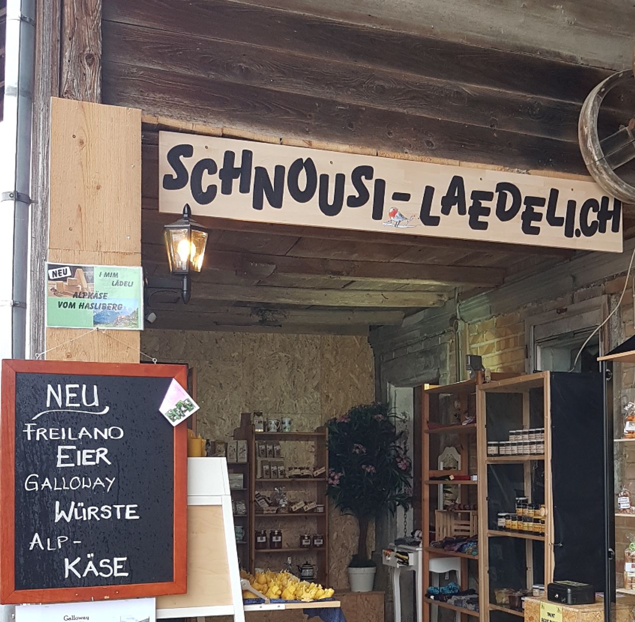 Mis Schnousilädeli 
Hie findet Dir vo säubergmachte Guetzli, über Salznüssli, Gmües- u Öpfuchips, eigete Bienewachscherze bis zu handglismete Socke aus.
Aber o Alpchäs, Gallowaywürscht, Eier, Tee u no viles me. 

We Dir i dr Nöchi vo Rapperswil BE sit, chömet doch schnäu im Vogelsang verbi cho luege. Mis Lädeli isch 7 Tag x 24 Std. offe.